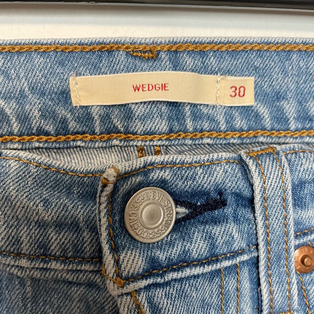 Levi’s Wedgie Jeans 30 Womens Light Wash Button Fly Distressed Denim Casual - Picture 5 of 6